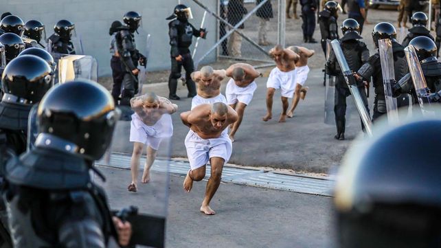 El Salvador: menos delitos, arrestos arbitrarios y pérdida de derechos