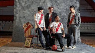 Los jugadores de River con la nueva camiseta.