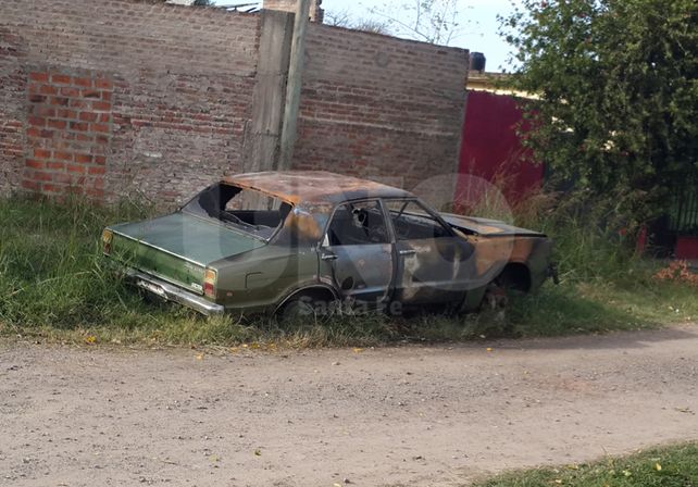 El Ford Taunus incendiado en  J. P. López al 3.600