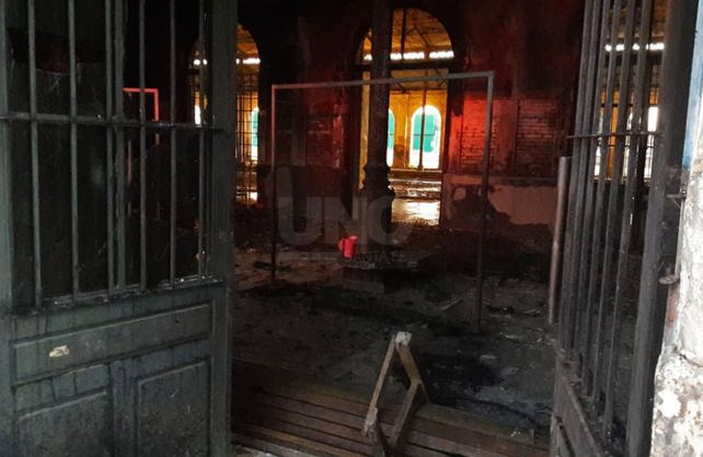 Imágenes del incendio del centro cultural El Birri.