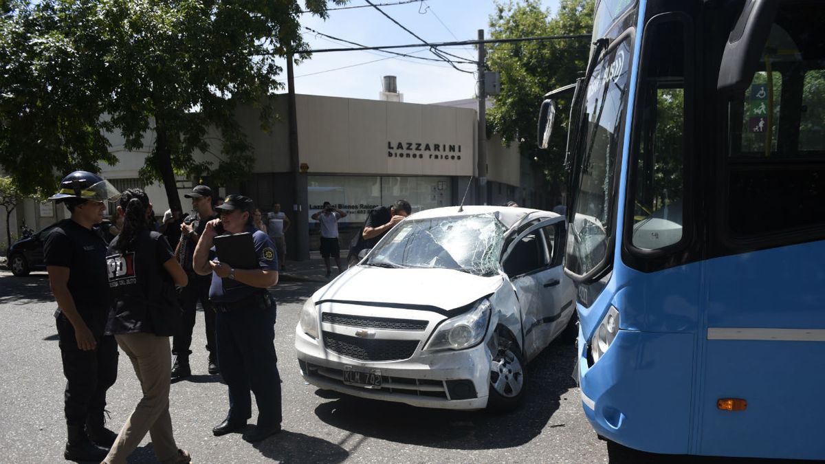 Diez heridos tras el choque entre un colectivo y un auto en el Abasto