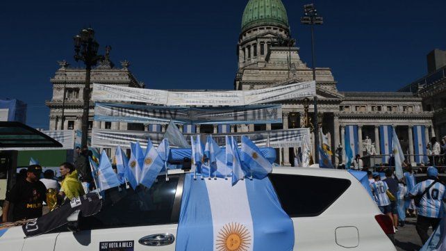 Los seguidores de Javier Milei llegaron temprano al Congreso