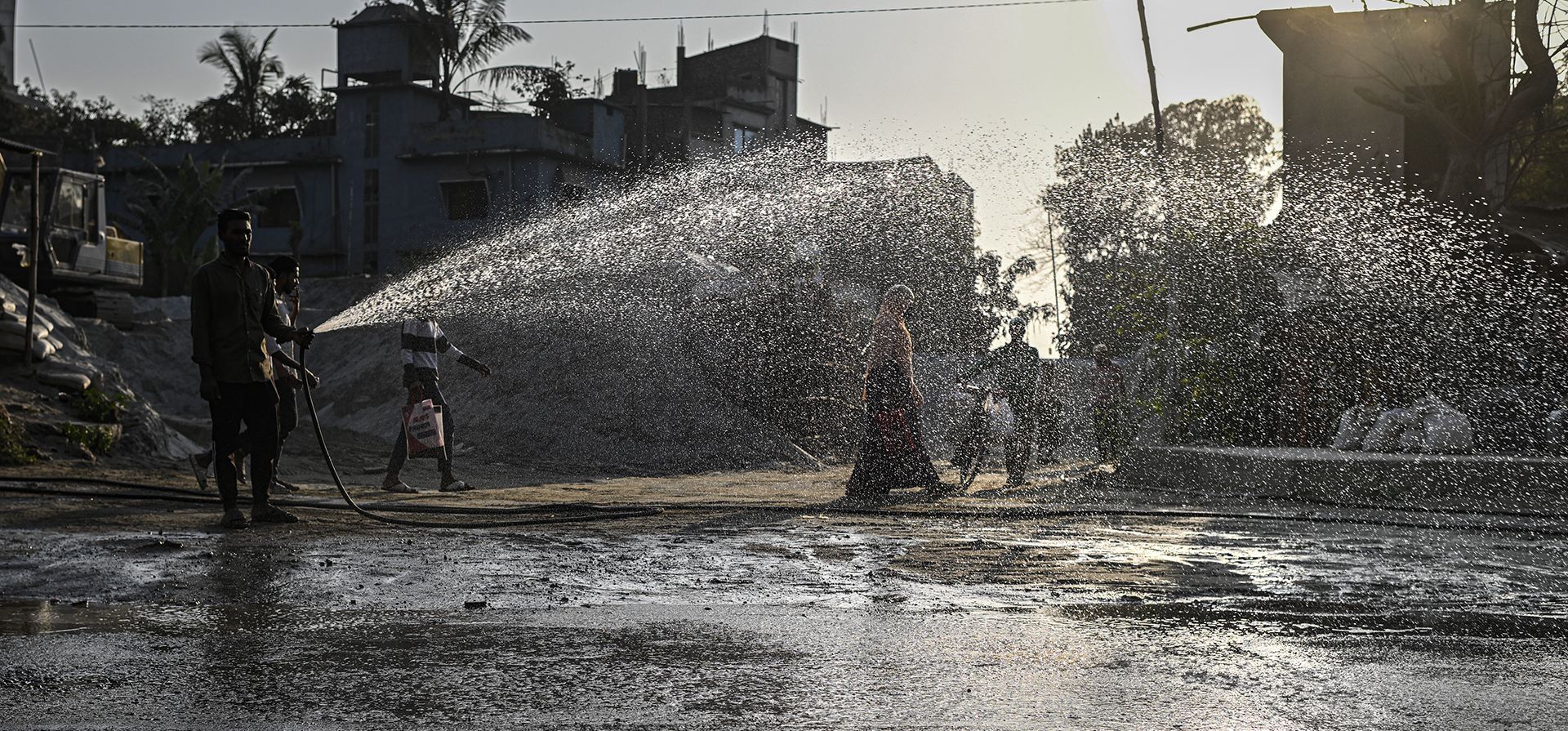 Un hombre rocía agua en la calle para asentar el polvo y reducir la contaminación del aire en Dacca, Bangladesh, el sábado 8 de febrero de 2025. (Foto AP/Mahmud Hossain Opu) Un hombre rocía agua en la calle para asentar el polvo y reducir la contaminación del aire en Dacca, Bangladesh, el sábado 8 de febrero de 2025. (Foto AP/Mahmud Hossain Opu)