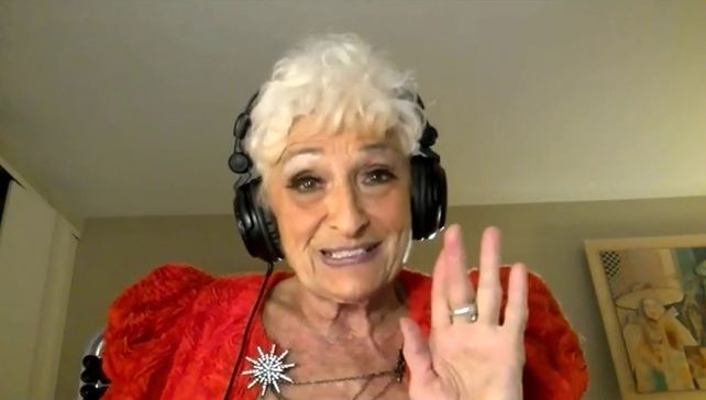 Tiene 83 años, es un éxito en Tinder y ya tuvo citas con más de 50 hombres