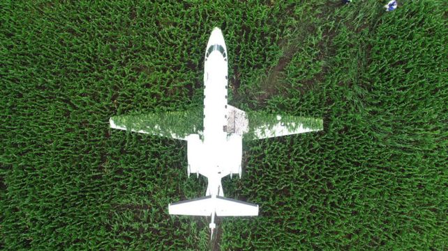 Impactantes imágenes del avión que aterrizó de emergencia en un campo