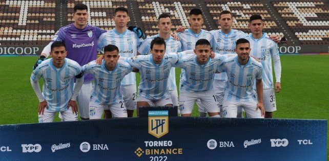 Atlético manda en la elite del fútbol argentino gracias al aporte de varios viejos conocidos de las canchas rosarinas.