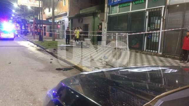 Iban en moto, chocaron un cartel, los socorrieron y les secuestraron un arma cargada