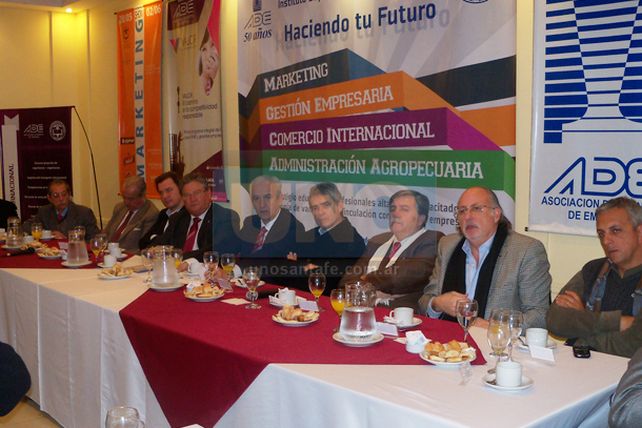 El ministro de trabajo disertó en un nuevo desayuno de trabajo en ADE
