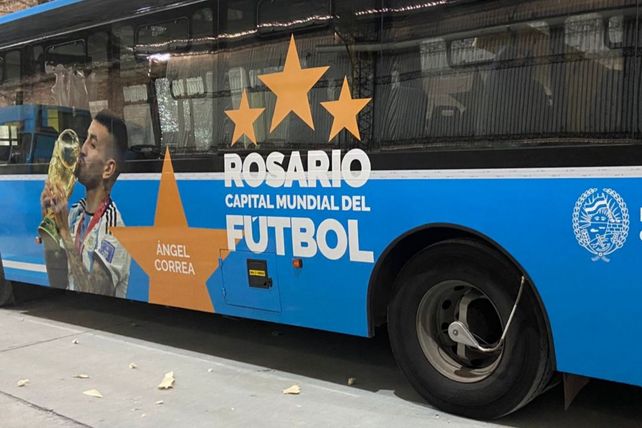 Llegó el homenaje: la imagen de Ángel Correa recorrerá la ciudad en la línea 153