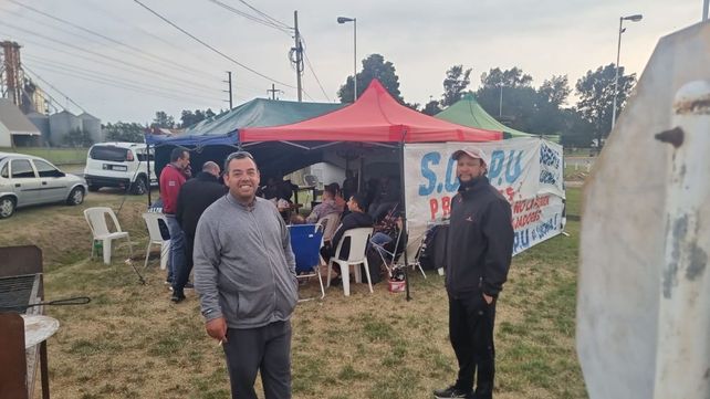 Los trabajadores mantienen un acampe frente a la planta.
