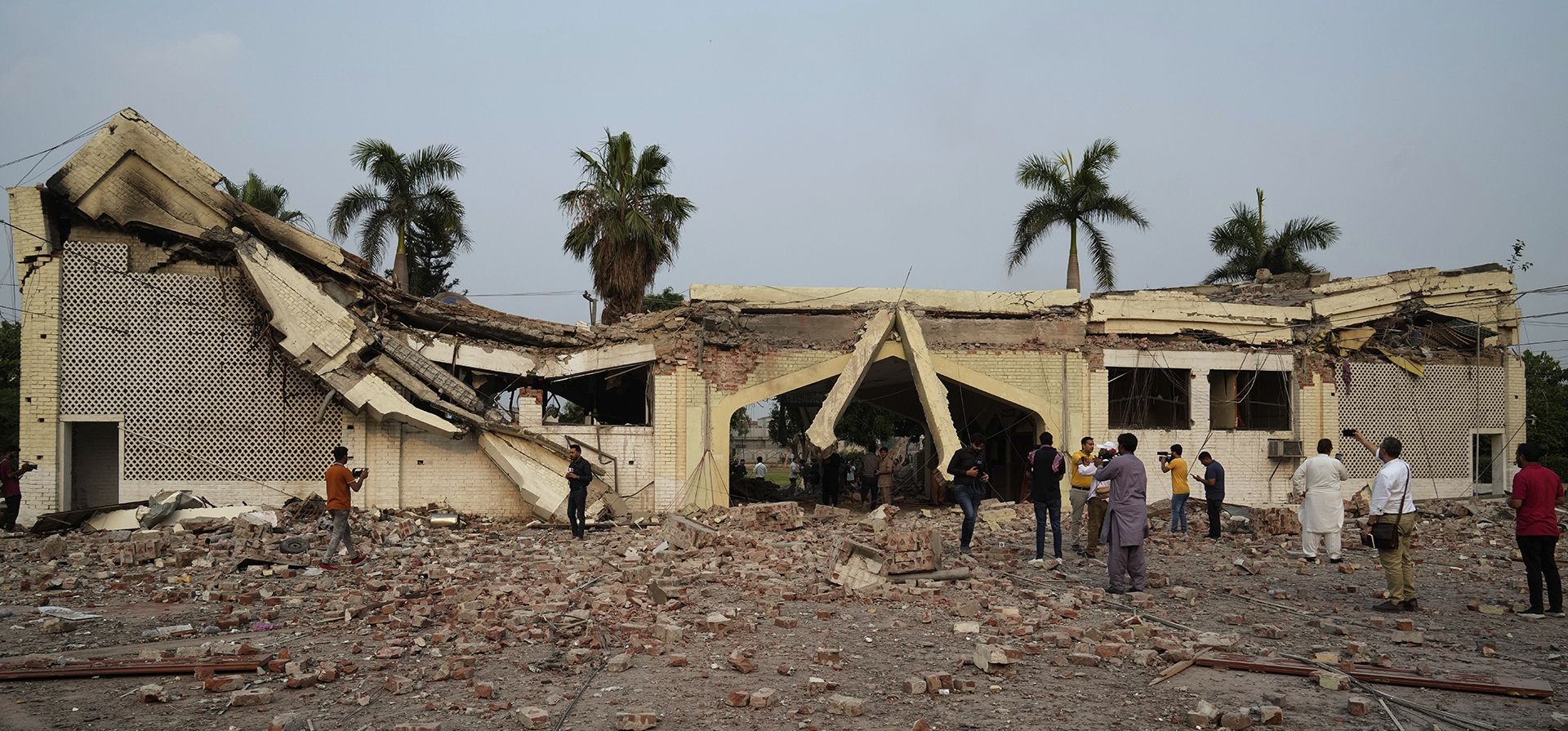 Miembros de los medios de comunicación fotografían los escombros de una mezquita dañada por un ataque con misiles indios en Muridke, una ciudad de la provincia pakistaní de Punjab, el miércoles 7 de mayo de 2025. (Foto AP/K.M. Chaudary) Miembros de los medios de comunicación fotografían los escombros de una mezquita dañada por un ataque con misiles indios en Muridke, una ciudad de la provincia pakistaní de Punjab, el miércoles 7 de mayo de 2025. (Foto AP/K.M. Chaudary)