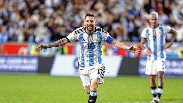 Lionel Messi convirtió dos goles en el final del partido que Argentina goleó a Jamaica por 3-0.