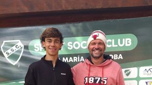 Tomás Re, ganador del ITF J60 de tenis en Villa María y su entrenador, Matías Urchipía