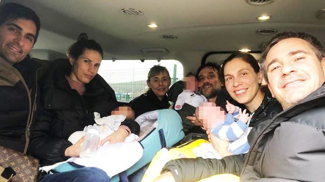 Familias argentinas y sus bebés por vientres subrogados llegaron a Polonia