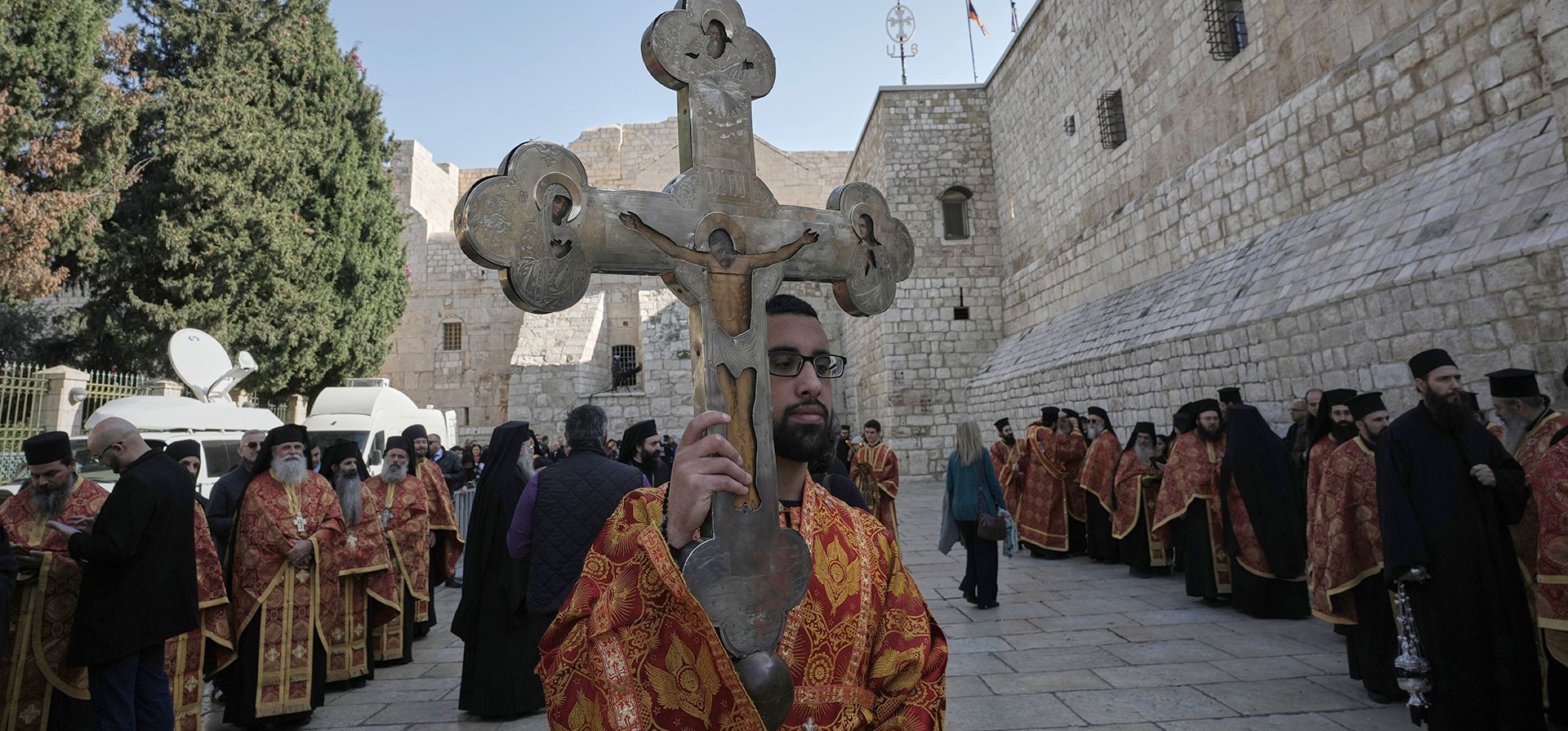 El clero se prepara para la llegada del patriarca ortodoxo griego de Jerusalén, Teófilos III, a la Iglesia de la Natividad, tradicionalmente considerada el lugar de nacimiento de Jesucristo, para celebrar la Navidad según el calendario ortodoxo oriental, en la ciudad cisjordana de Belén, el martes 6 de enero de 2025. (Foto AP/Mahmoud Illean) El clero se prepara para la llegada del patriarca ortodoxo griego de Jerusalén, Teófilos III, a la Iglesia de la Natividad, tradicionalmente considerada el lugar de nacimiento de Jesucristo, para celebrar la Navidad según el calendario ortodoxo oriental, en la ciudad cisjordana de Belén, el martes 6 de enero de 2025. (Foto AP/Mahmoud Illean)