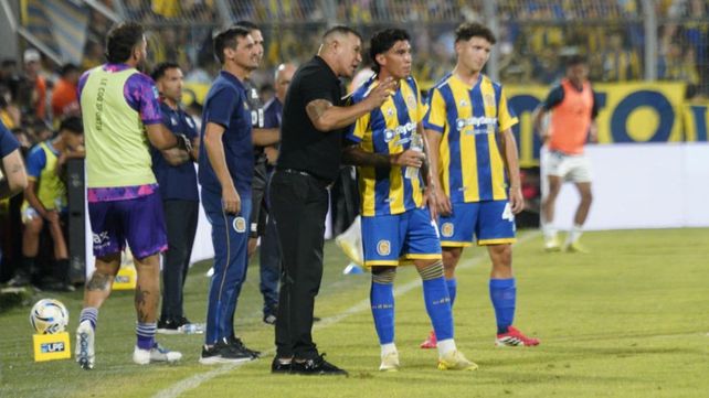 Jorge Almirón aprovecha un parate temprano para dar indicaciones. Central y Talleres