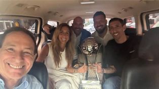 Los referentes de Central posaron con el trofeo al campeón de la liga 2025.