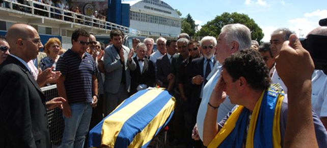 Emotivo homenaje canalla a V&iacute;ctor Vesco en el Gigante de Arroyito