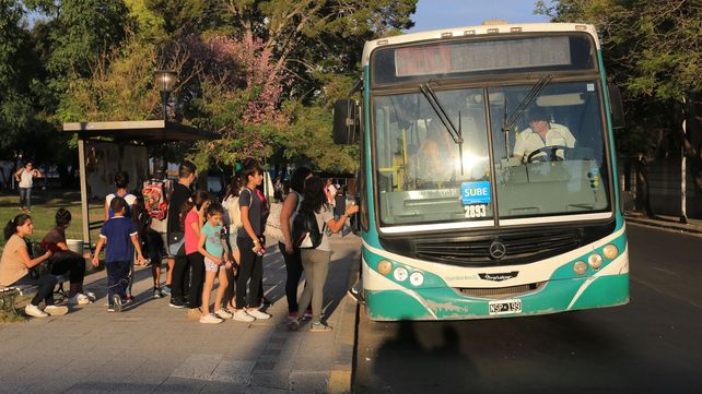El 19 de abril por la tarde los usuarios toman el colectivo que esperaron durante un buen rato.&nbsp;