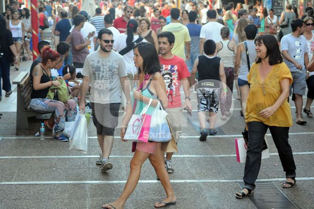 Ante la suba de los precios piden a la gente que camine
