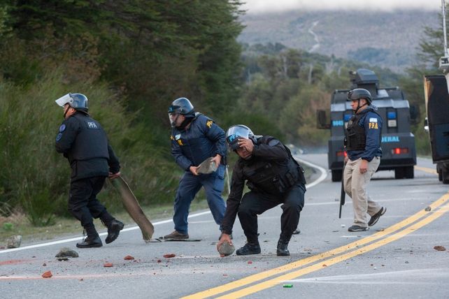 Fuerzas federales desalojaron a los mapuches de predios en Villa Mascardi