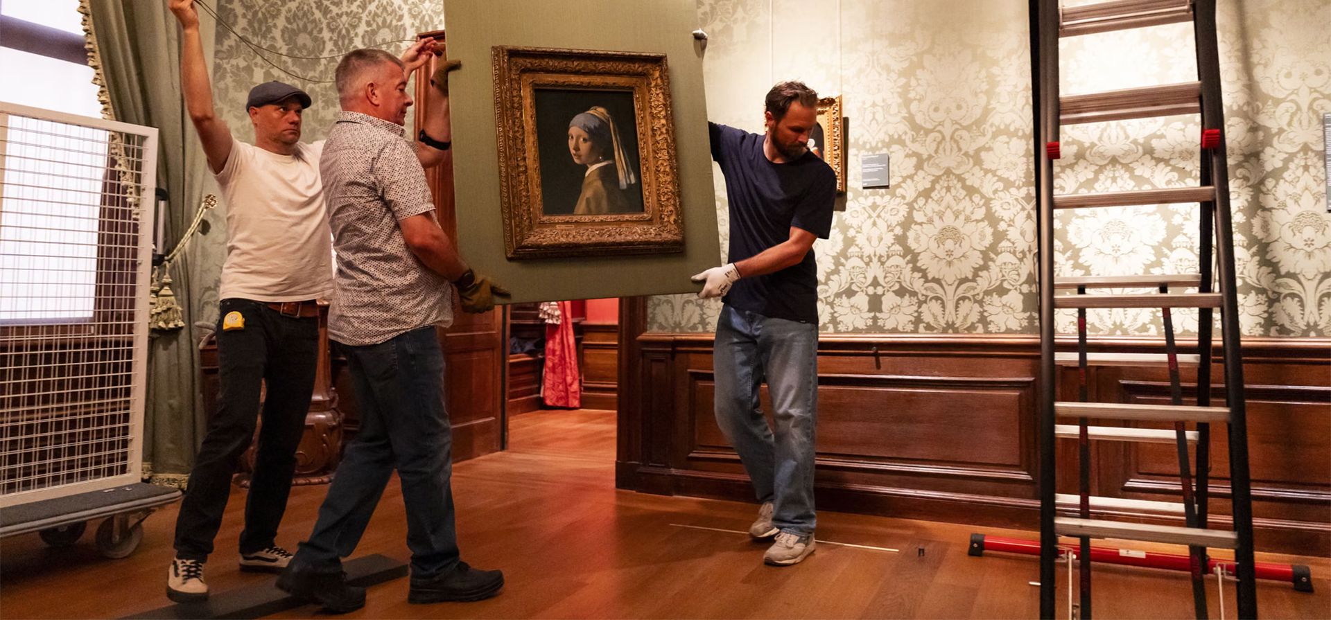 La joven de la perla de Johannes Vermeer se exhibe en el Mauritshuis. La pintura pasó cinco semanas en Osaka, Japón, donde formó parte de una exposición de obras del Mauritshuis, La Haya, Países Bajos. Fotografía: ANP/Shutterstock La joven de la perla de Johannes Vermeer se exhibe en el Mauritshuis. La pintura pasó cinco semanas en Osaka, Japón, donde formó parte de una exposición de obras del Mauritshuis, La Haya, Países Bajos. Fotografía: ANP/Shutterstock