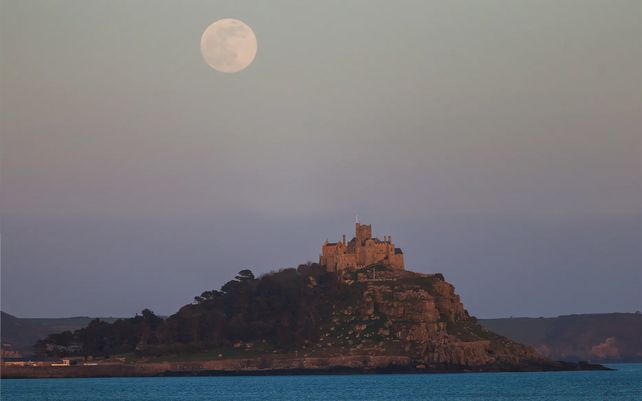 La superluna se eleva sobre St Michaels Mount en Penzance