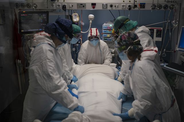 La UCI del Hospital del Mar en Barcelona. El estrés y la carga de trabajo hacen estragos entre el personal de salud en España.&nbsp;