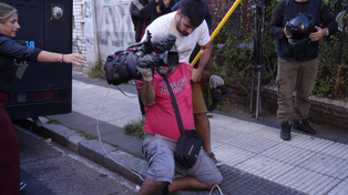 El camarógrafo Facundo Tedeschini, al momento de ser empujado. Luego vendrían patadas en el suelo por parte de los policías.
