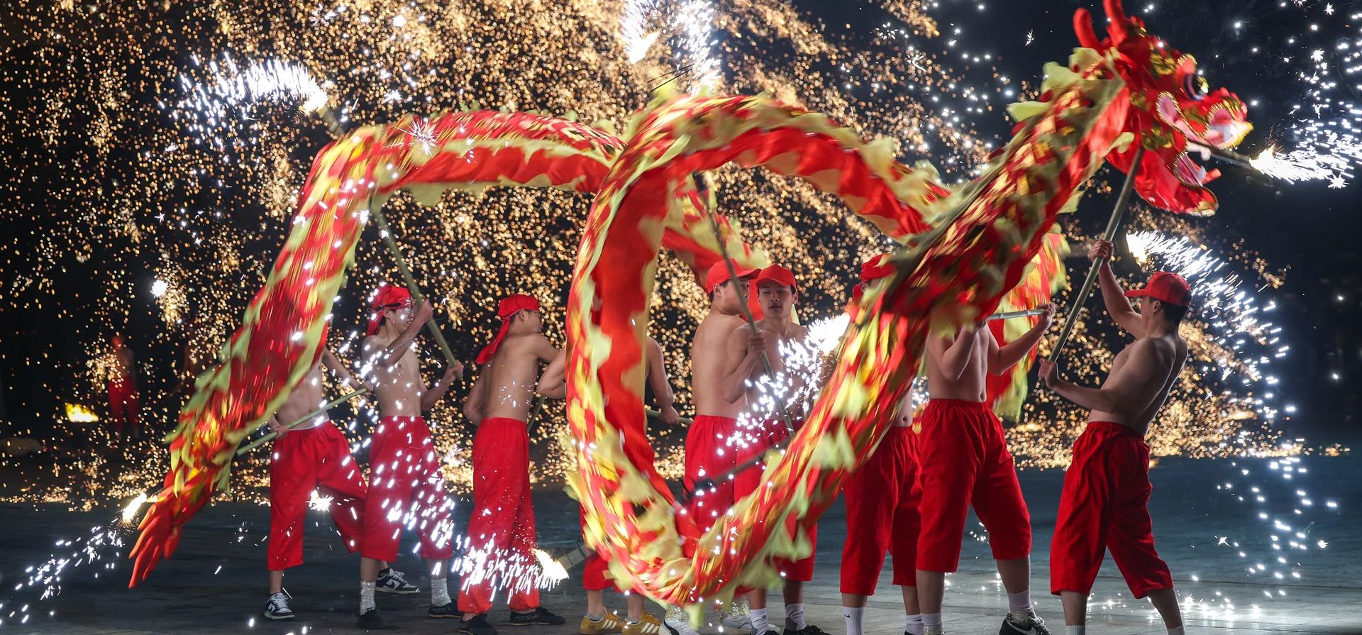Artistas realizan una danza del dragón para celebrar el año nuevo lunar en la provincia de Hubei, en el centro de China, Xiangyang, China. Fotografía: VCG/Getty Images Artistas realizan una danza del dragón para celebrar el año nuevo lunar en la provincia de Hubei, en el centro de China, Xiangyang, China. Fotografía: VCG/Getty Images