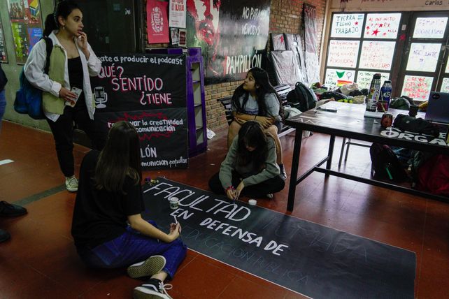Estudiantes de la UNR votaron toma de facultades y en algunas se quedaron a dormir