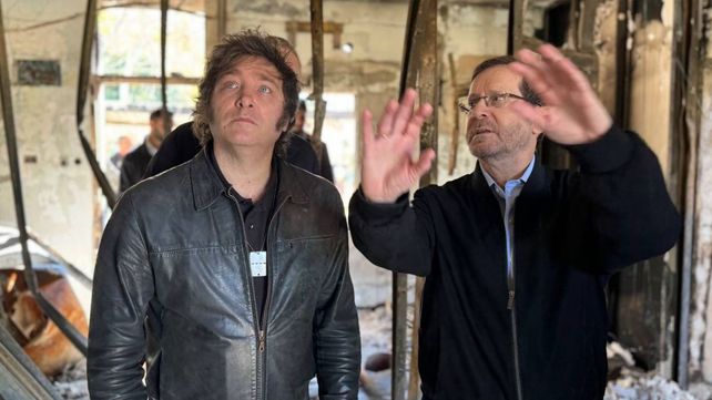 El presidente Javier Milei visitó este jueves el Kibutz Nir Oz, al sur de Israel, una de las poblaciones que sufrió el ataque del grupo terrorista Hamas del 7 de octubre de 2023.