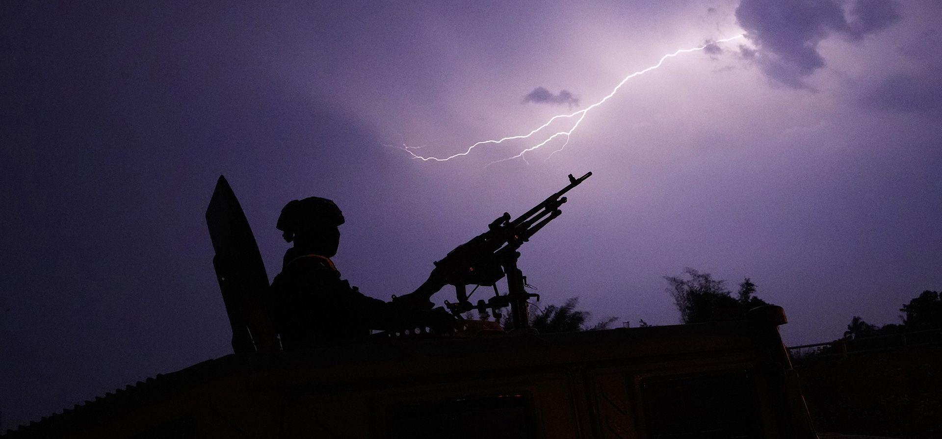 Un relámpago ilumina el cielo detrás del artillero en un vehículo blindado militar tailandés, mientras vigila a lo largo del río Moei, bajo el segundo puente de la amistad entre Tailandia y Myanmar en Mae Sot, en la provincia tailandesa de Tak, el viernes 12 de abril de 2024. (Foto AP/Sakchai Lalit) Un relámpago ilumina el cielo detrás del artillero en un vehículo blindado militar tailandés, mientras vigila a lo largo del río Moei, bajo el segundo puente de la amistad entre Tailandia y Myanmar en Mae Sot, en la provincia tailandesa de Tak, el viernes 12 de abril de 2024. (Foto AP/Sakchai Lalit)