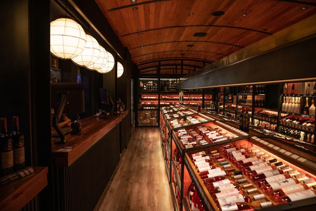 Área de vinoteca ubicada en Lehonor Enogastronomía.