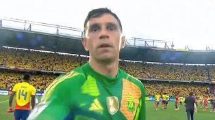 Luego de la derrota de Argentina, Dibu Martínez golpeó una cámara de televisión.