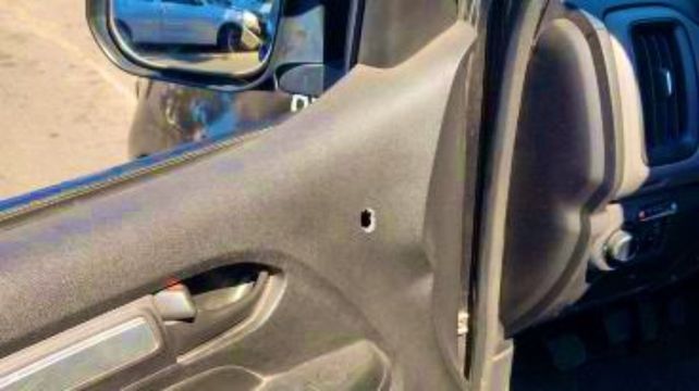 Las marcas del ataque quedaron reflejadas en el móvil policial.&nbsp;