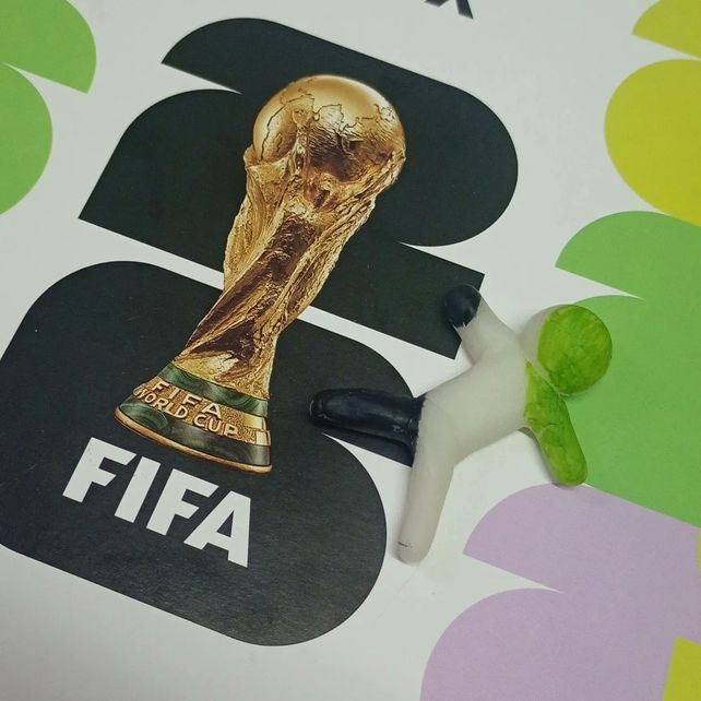 El Shopping Alto Rosario fue uno de los lugares donde Felipe dejó un muñequito prolijamente pintado para mimetizarse con un cartel del Mundial.