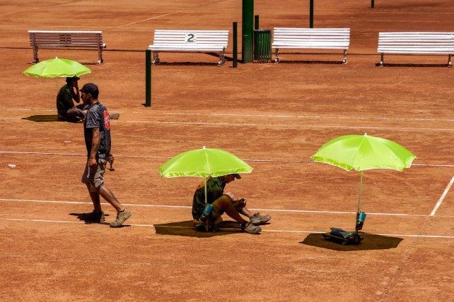 Comenzaron los trabajos de acondicionamiento en las canchas de Fisherton. El court central estará ubicado donde habitualmente están las canchas 5 y 6.&nbsp;