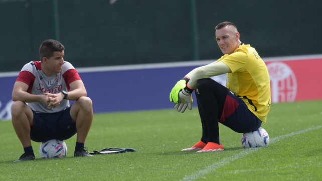 Lozano junto al arquero polaco Lukasz Skorupski en un entrenamiento.