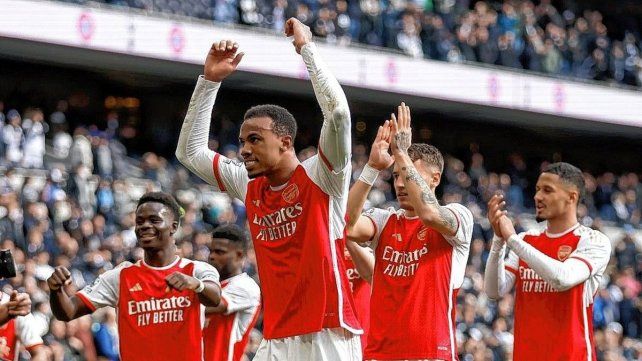 Arsenal le ganó a Tottenham y se mantie como líder de la Premier League.