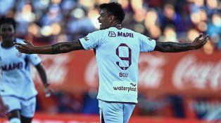 El concordiente Walter Bou festeja uno de los goles que hizo para Lanús.