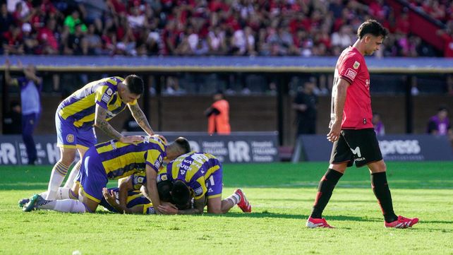 Los jugadores de Central celebran tras el gol de Campaz