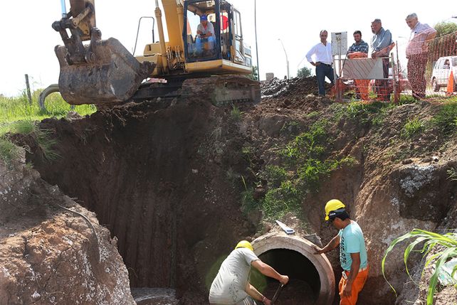 Recorrida. Este viernes el intendente visitó la zona donde se realizan los trabajos junto a un grupo de vecinos.