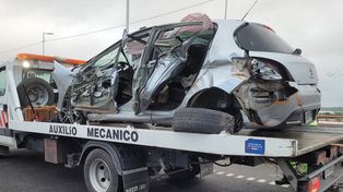Violento impacto. El conductor del Peugeot 308 perdió el control y golpeó sobre las barandas metálicas del puente sobre el Salado.