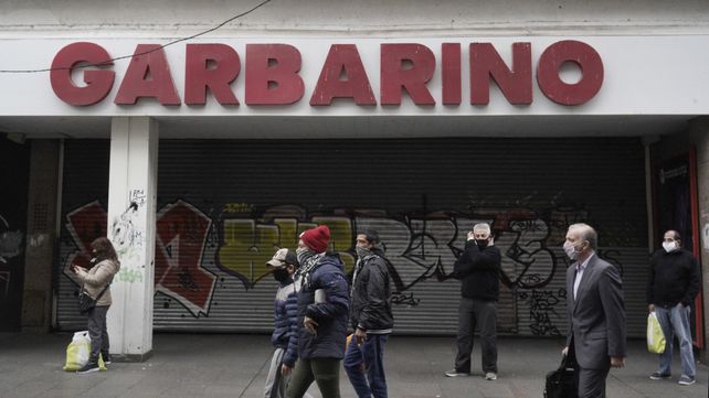 El local de Garbarino en peatonal Córdoba fue el primero en bajar las persianas.&nbsp;