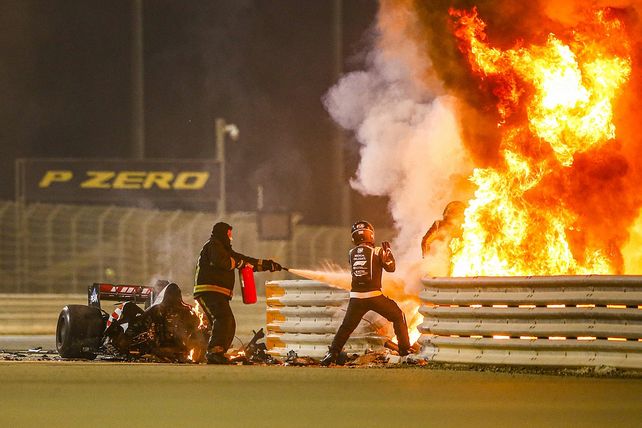 Grosjean emerge del fuego. Increíble.