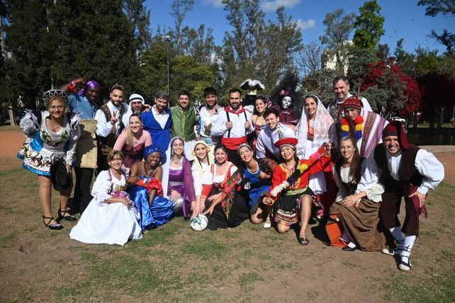 Colectividades: la fiesta de la ciudad llega a pura pasión atravesada por el Mundial 2022