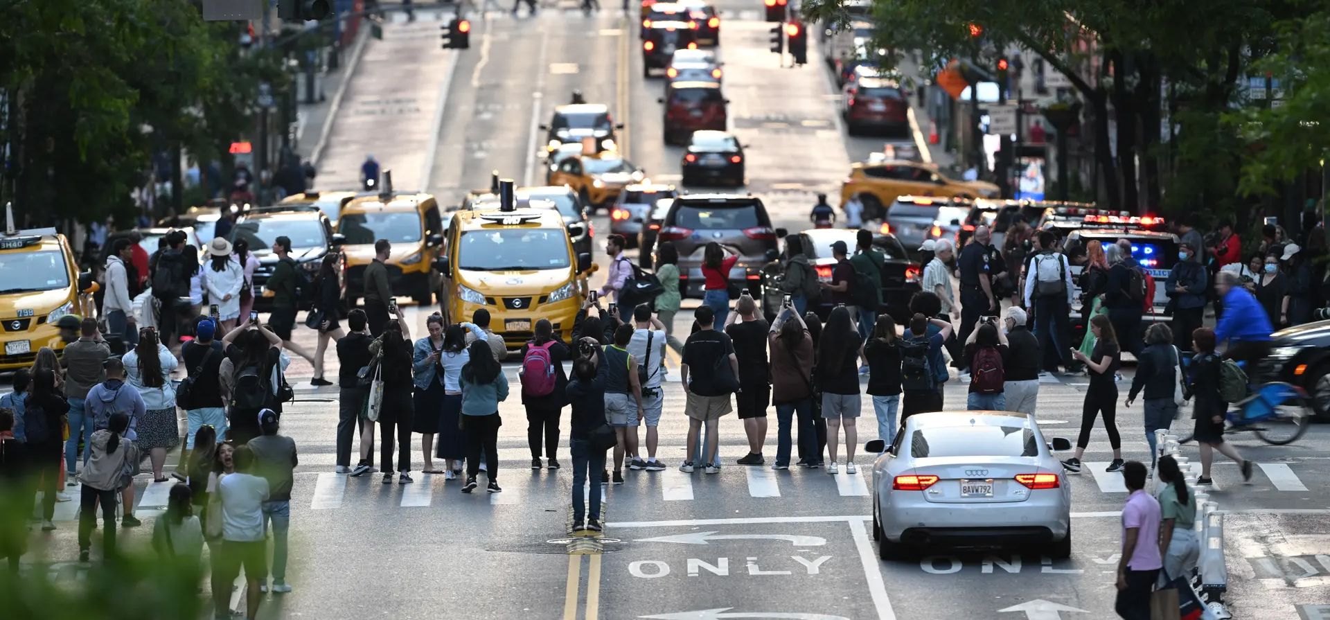 La gente se reúne en el cruce peatonal, bloqueando el tráfico en 2nd Avenue y 42nd Street. Fotografía: Lokman Vural Elibol/Agencia Anadolu/Getty Images