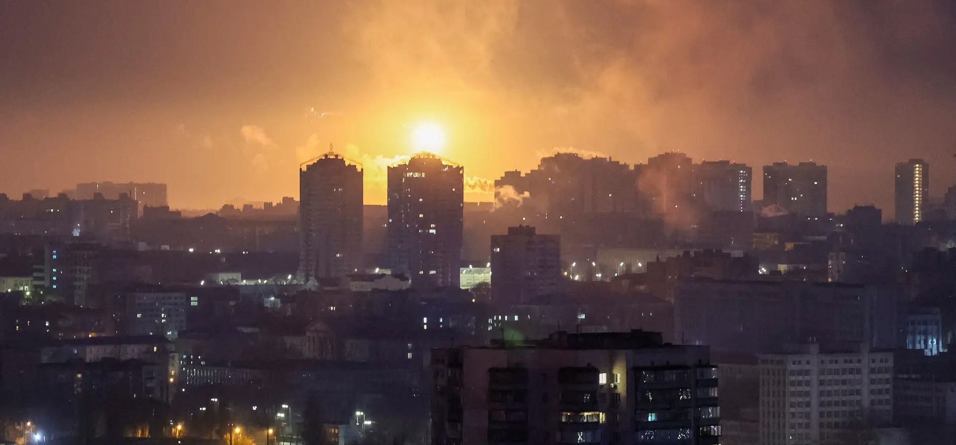 Un misil ruso explota en la capital ucraniana, Kiev, Ucrania. Fotografía: Gleb Garanich/Reuters Un misil ruso explota en la capital ucraniana, Kiev, Ucrania. Fotografía: Gleb Garanich/Reuters
