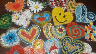 Un mural de corazones de mosaico para homenajear al doctor Favaloro